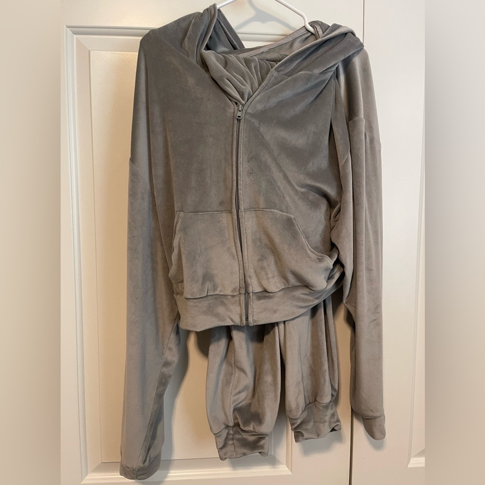 SKIMS smoke velour jogger and hoodie set. 2XL